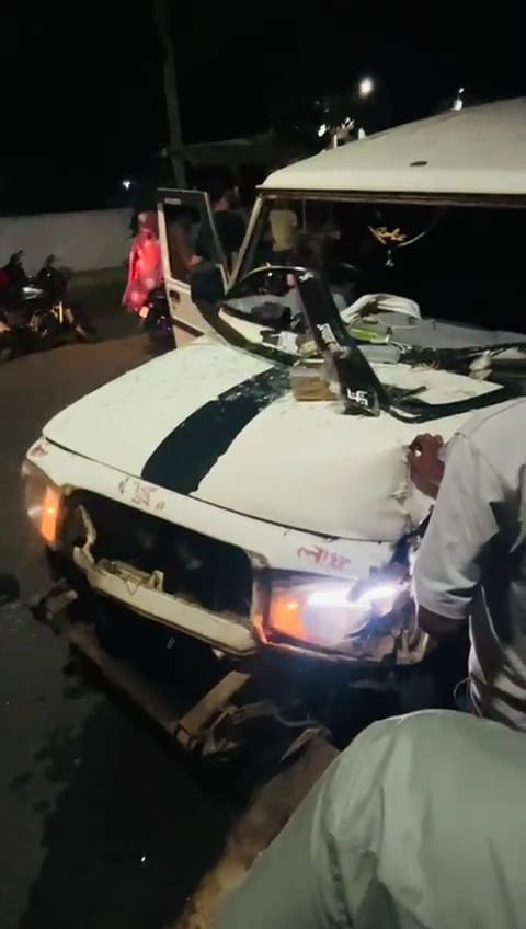 car of devotees going from Seoni to Bageshwar Dham collided with an electricity pole in damoh Five injured