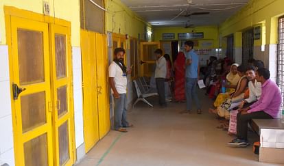 Ayodhya News: Half the posts of doctors are vacant, playing with the health of patients Half the posts of doctors are vacant