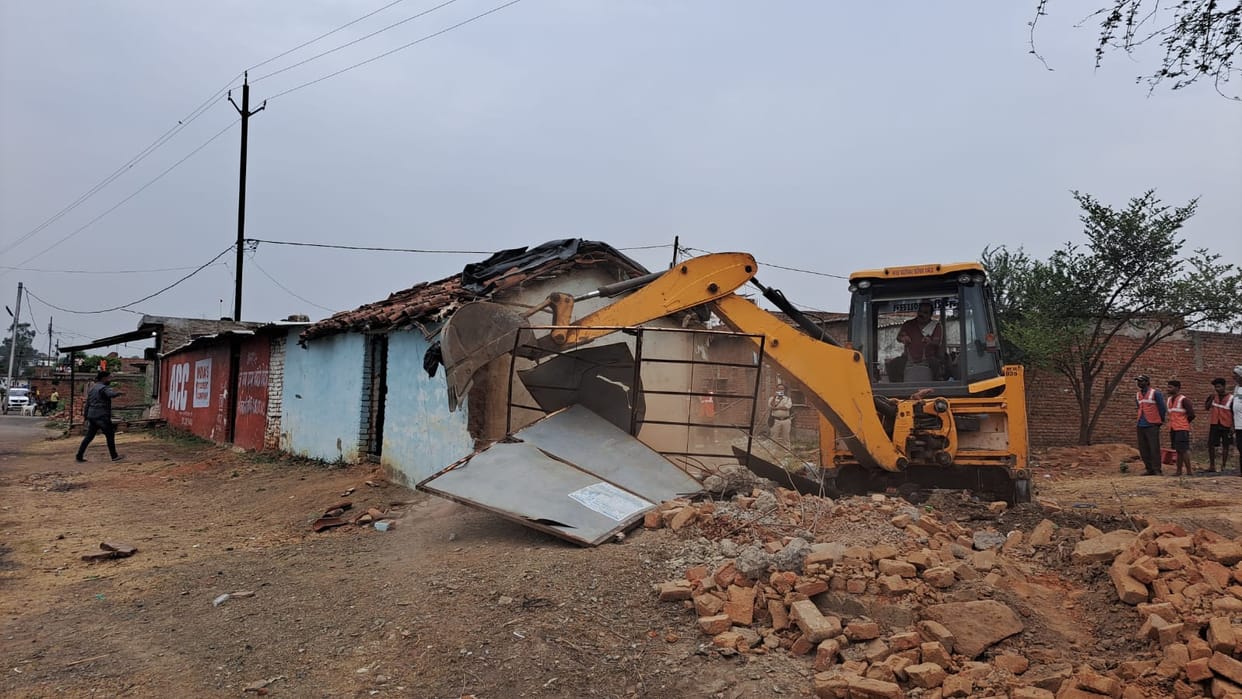 District administration took action against illegal encroachments of cow smugglers in Damoh