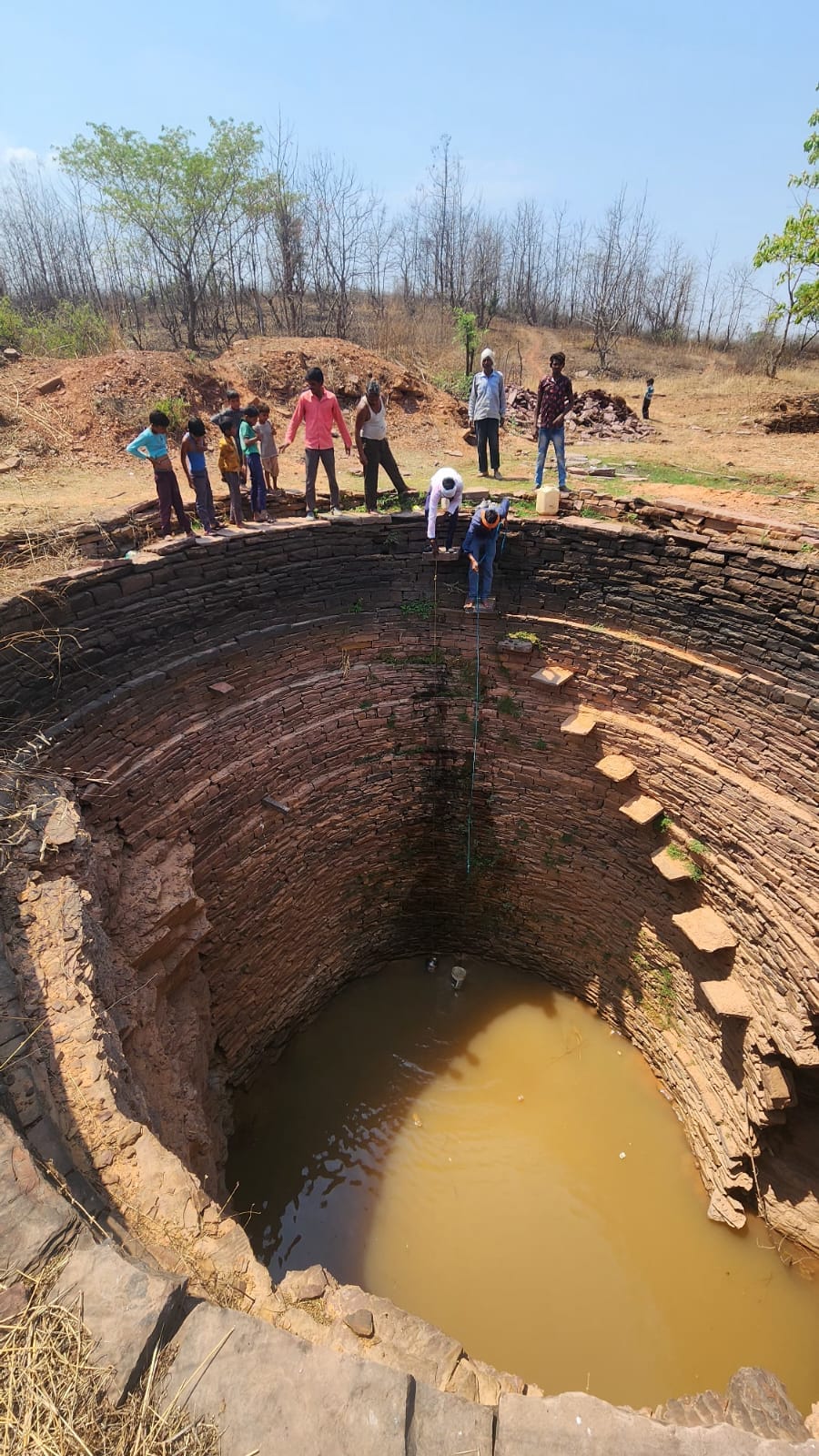 Damoh water crisis in Bahera village villagers are filling muddy water by descending into a 50 feet deep well