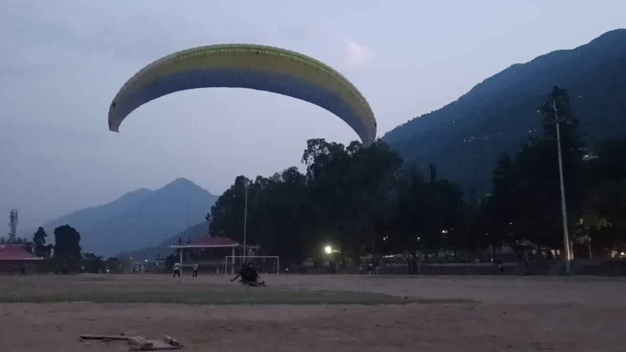 Operators doing paragliding even in the dark