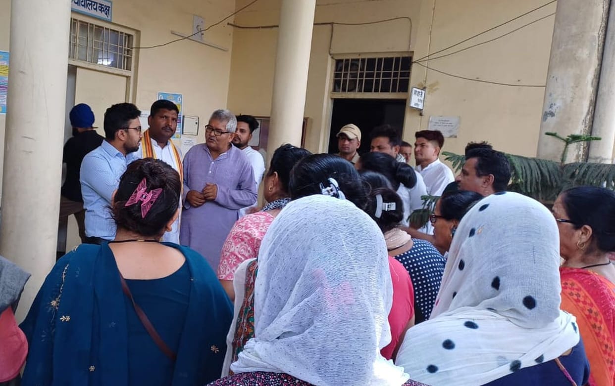 Colony residents met SDM for solution to waterlogging