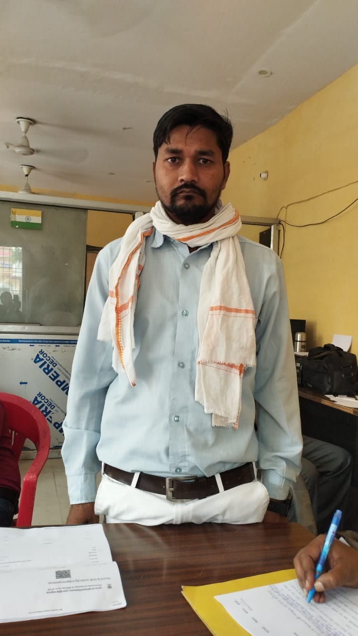 Lekhpal and private employee caught taking bribe
