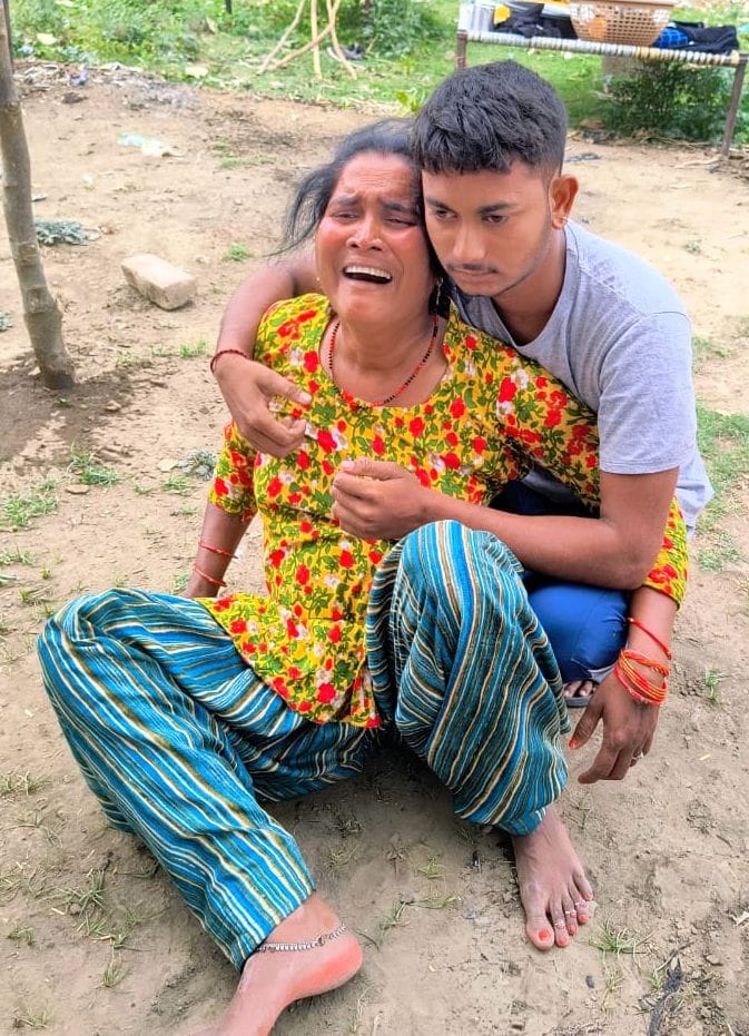 Fire broke out in the hut, the family cried after seeing the house turning into ashes in front of their eyes.