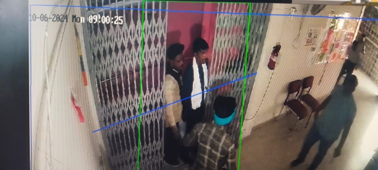 Attempt to rob gold loan company at gunpoint in broad daylight