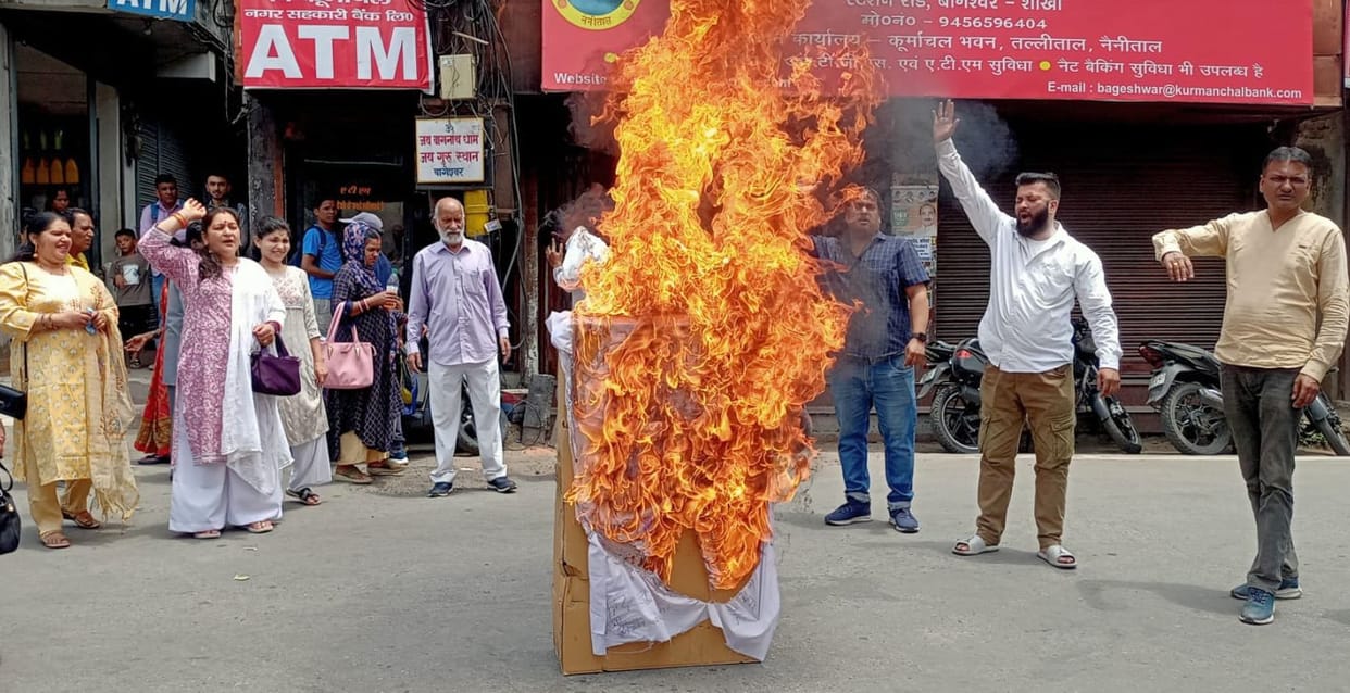 Congress burnt the effigy of the central government