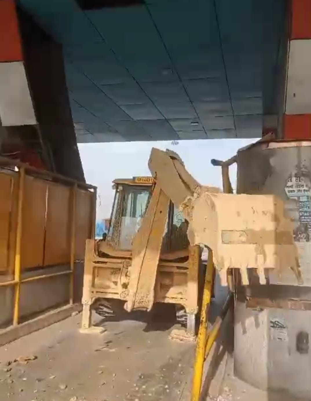 Driver breaks plaza with JCB after demanding fee