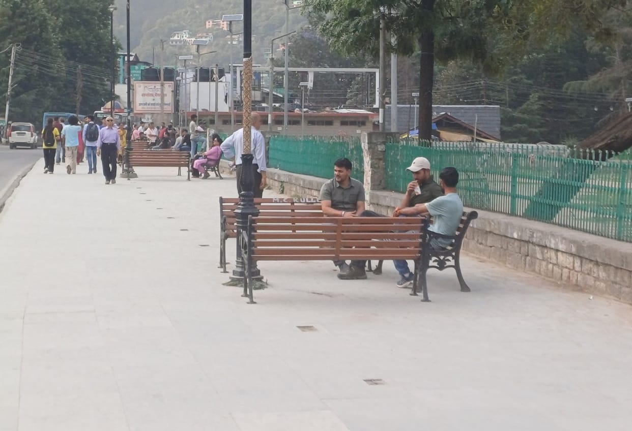 Relief to people, Municipal Council finally installed benches on Mall Road Dhalpur