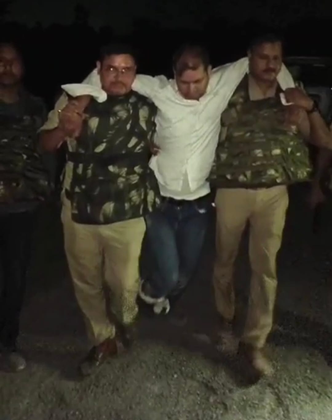 Two miscreants shot in leg in encounter with police, four arrested