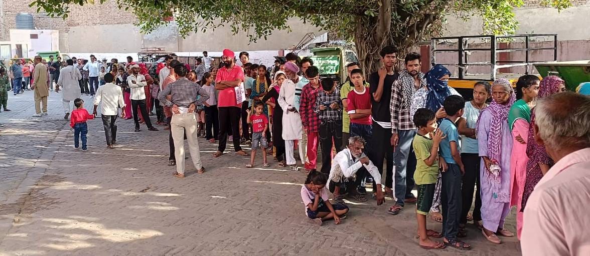 Line formed at 6 am for Aadhaar update, created ruckus when tokens were given to 100 people