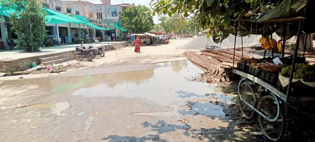 Due to lack of cleanliness in the main market of Chautala, drains filled with garbage, contaminated water spread on the roads.