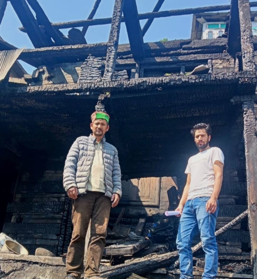 Fire incident in Jiskoon village of Dodra Kwar, administration provided relief to the affected.