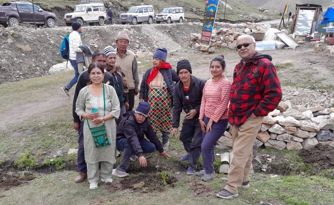 Travelers planted saplings in Jeolingkang