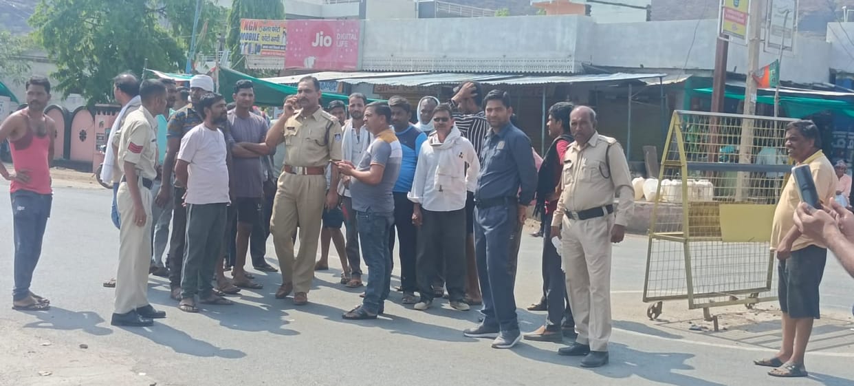 Demonstration of villagers in Hindoria regarding water problem in damoh
