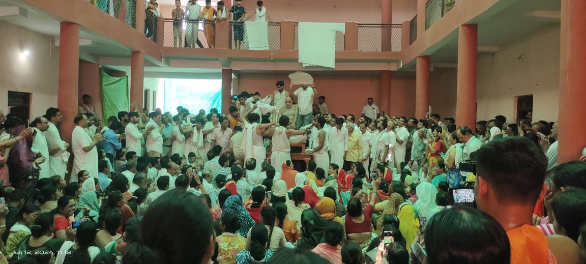 Niryapak Muni Sudha Sagar Maharaj reached Patharia, devotees gathered for darshan