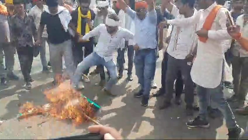 Effigy of terrorist burnt in Damoh in protest against terrorist attack on Hindu pilgrims