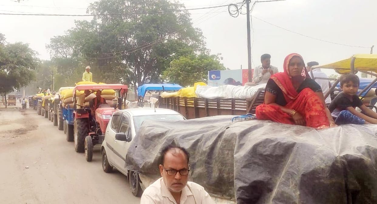 There was a jam near the market, the pedestrians remained in trouble for three hours.