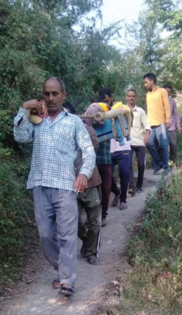 80 year old woman had to be taken to the hospital in a palanquin when she had stomach pain.