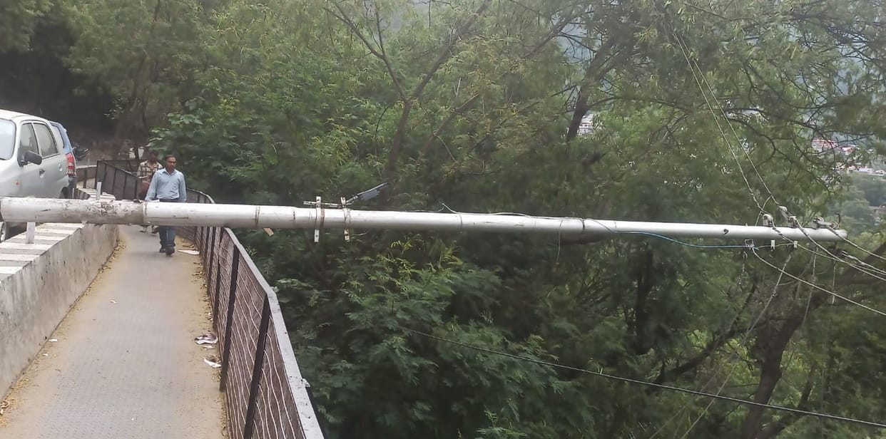 Electric pole fell, power cut