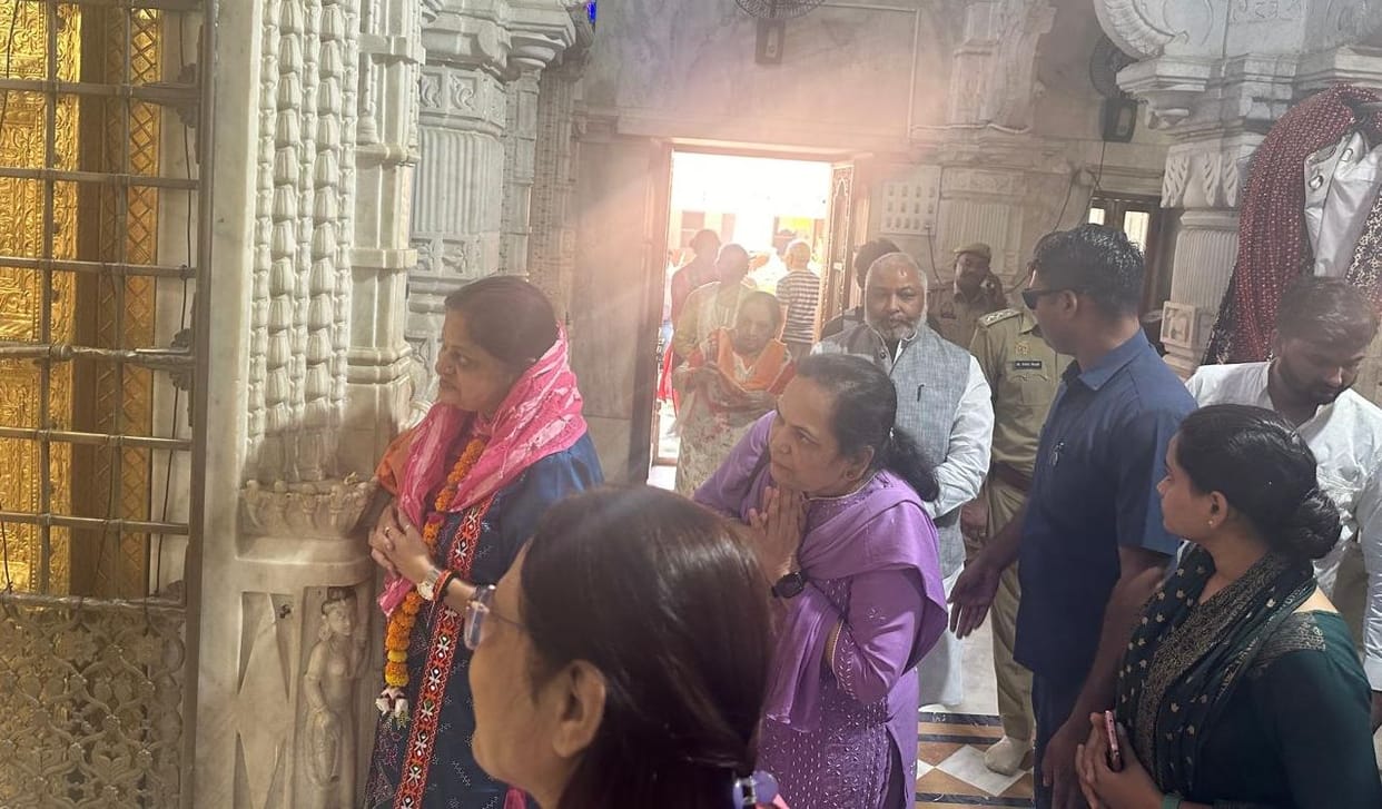 Home Minister's wife Sonal Shah reached Swami Narayan Temple