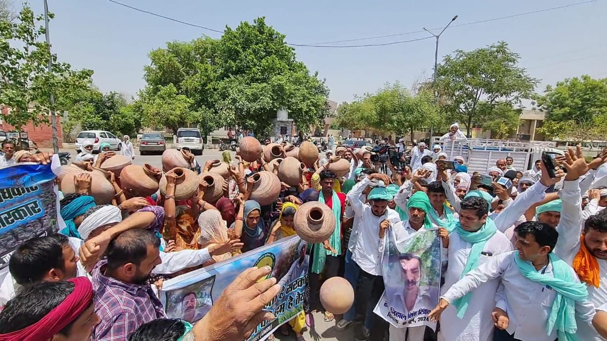 Women expressed their protest by breaking pots and said - even animals are thirsty due to lack of water.