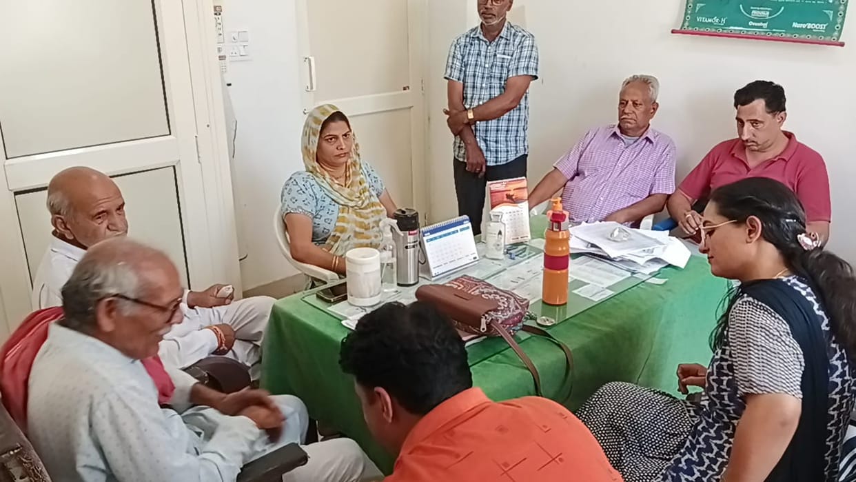 Santoshgarh Gaushala Committee demonstrated at the gate of the veterinary hospital with a dead cow.