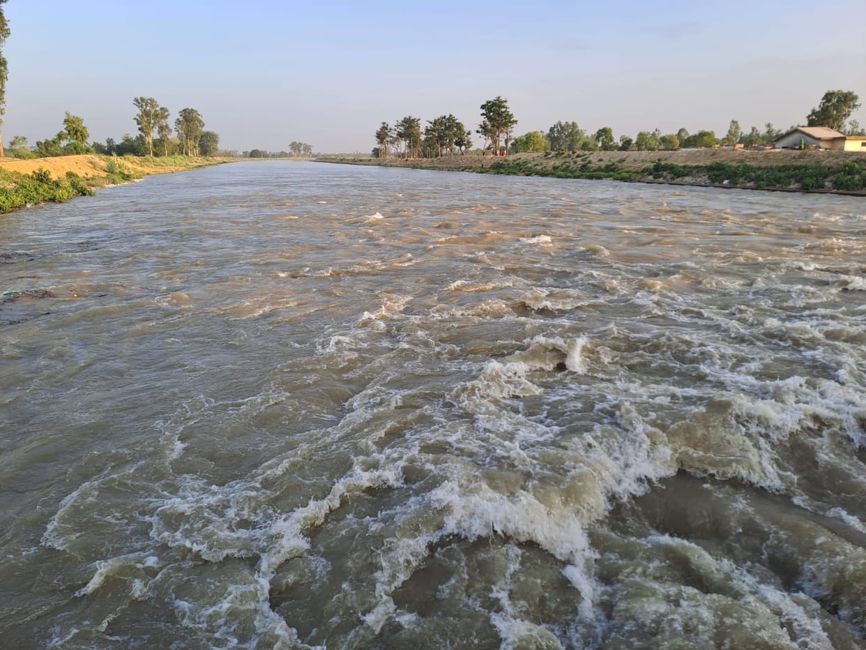 The Basti branch of the Saryu canal is overflowing and dust is flying in Balrampur