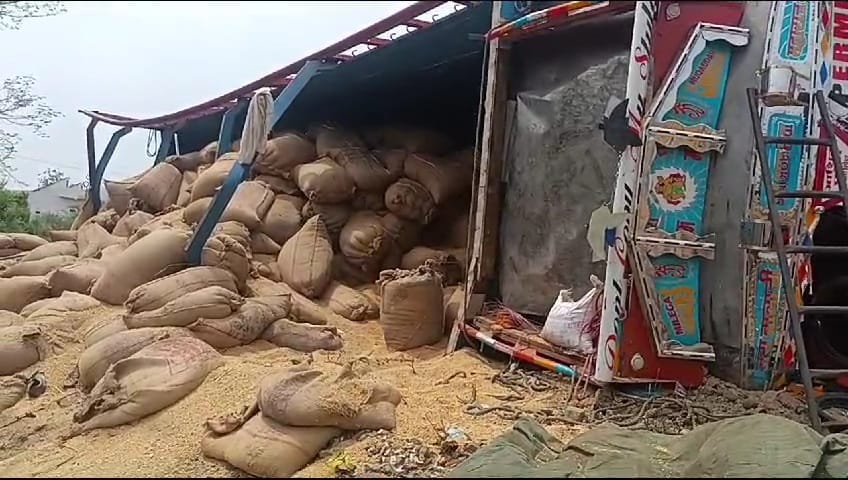 A truck loaded with wheat went out of control and overturned in Jabera of Damoh Jabalpur Highway