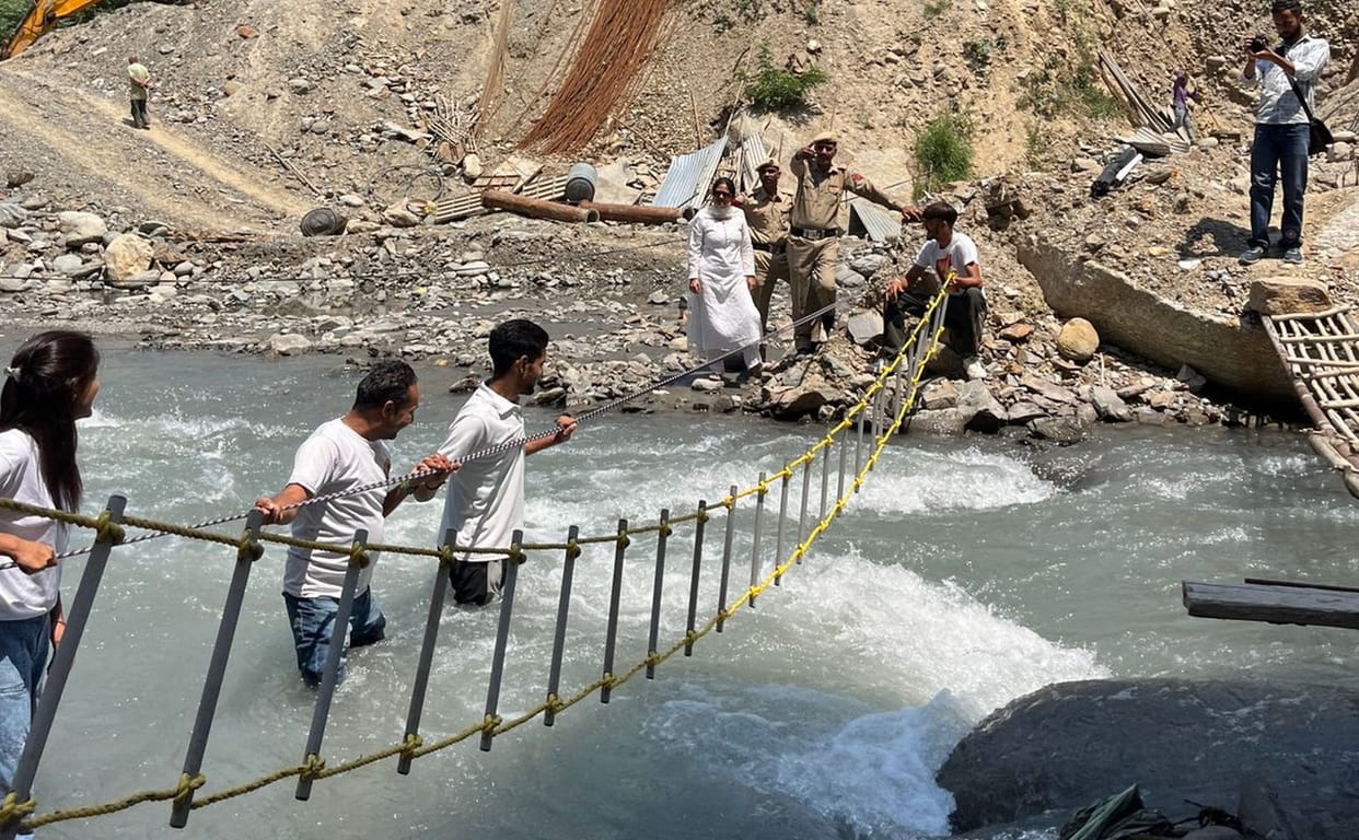 Rescue team safely rescued five people trapped in Ravi, those injured due to stones were also taken to hospital.
