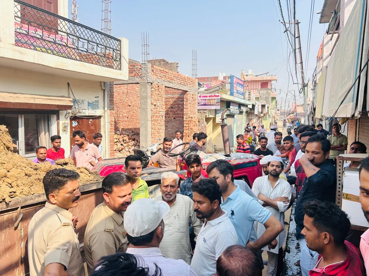 Shopkeepers troubled by dust stopped tractor-trolleys filled with soil