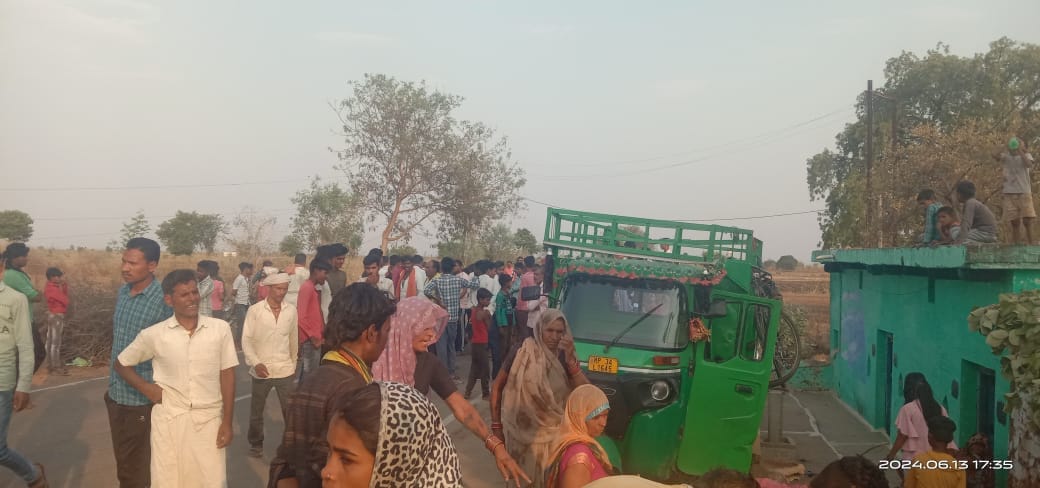 A cargo auto filled with villagers returning from the weekly market overturned, 16 injured