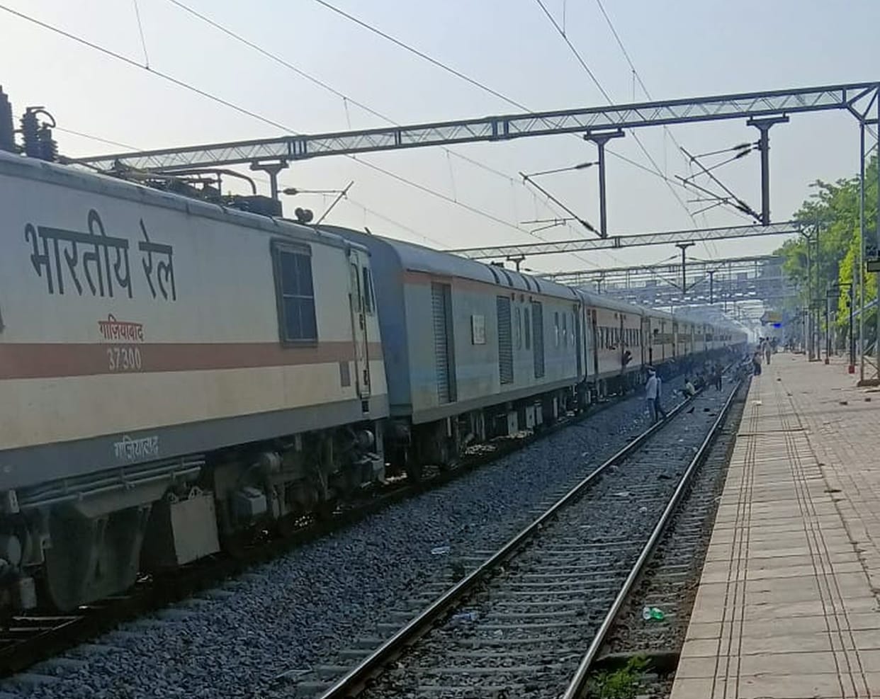 Both legs of TTE amputated after falling while boarding moving Tirukural Express in Jhansi