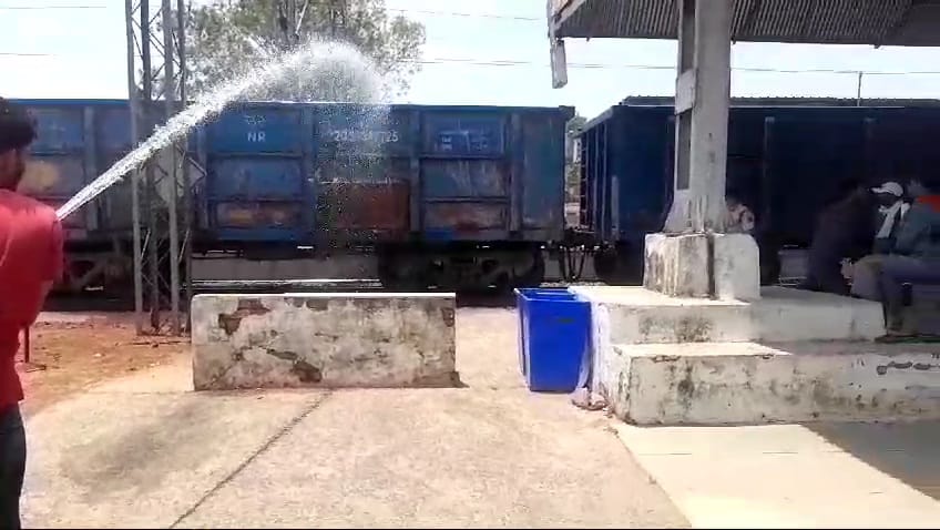 Damoh: Fire in a goods train full of coal coming towards Damoh