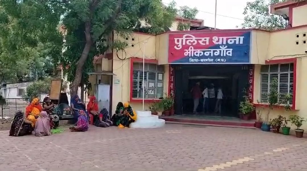 Khargone: After a dispute with a sanitation worker, women entered police station and beat up council officer.