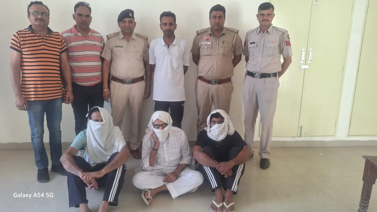 Father, son and son-in-law arrested with 546 grams of heroin