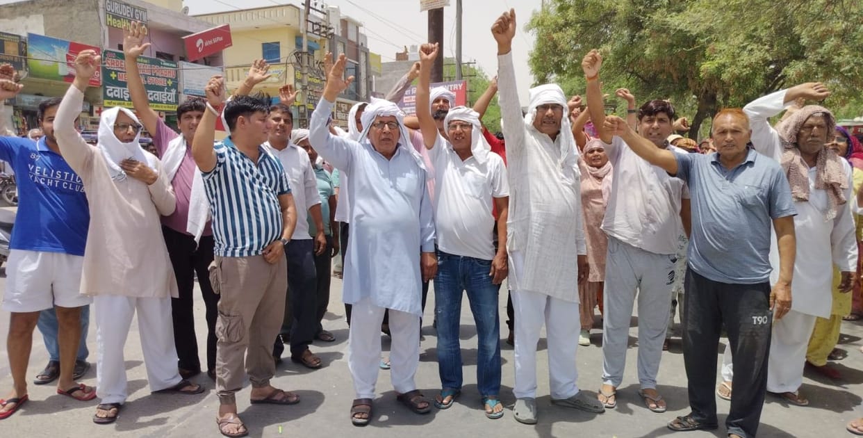 The anger of the city residents erupted again over the drinking water crisis, people of Bank Colony blocked the Delhi-Pilani Highway.