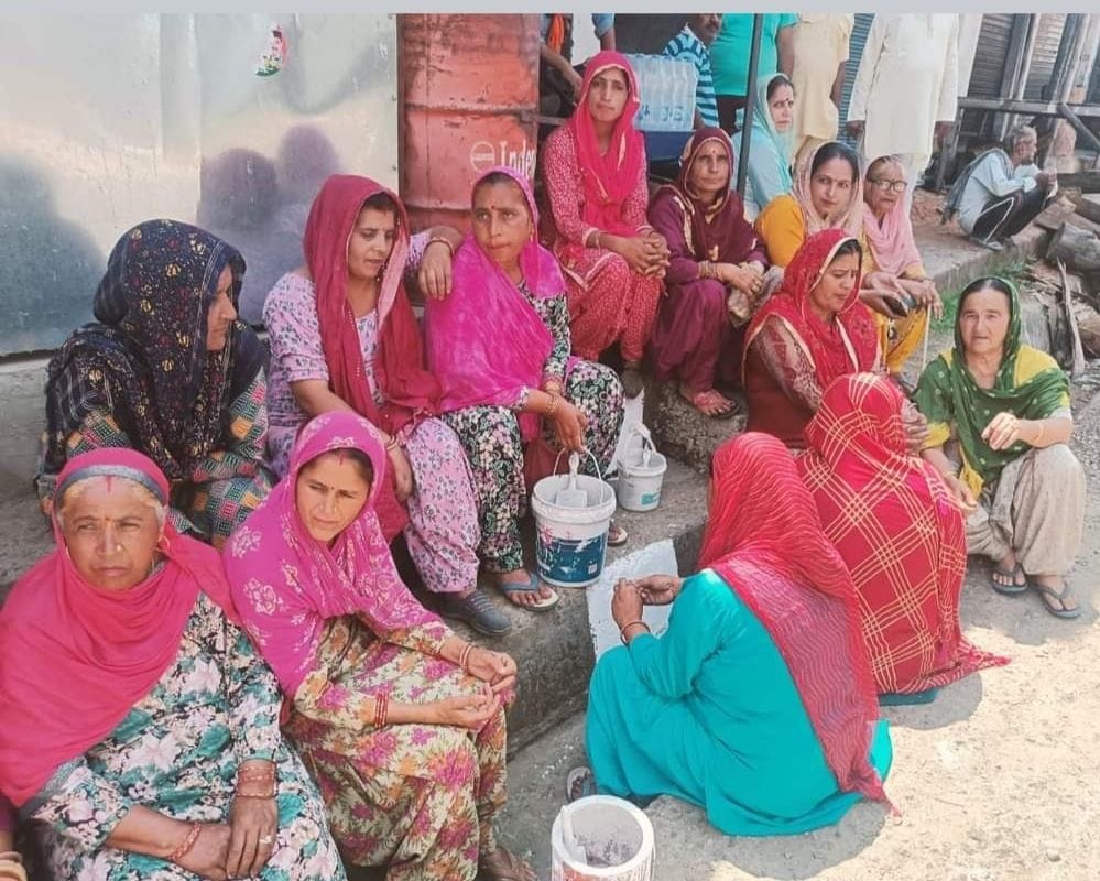 Villagers blocked road in protest against opening of liquor vend in Piplu