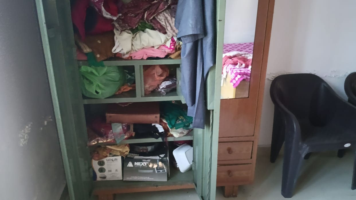 Key in the police station, family in jail... theft took place in a locked house.