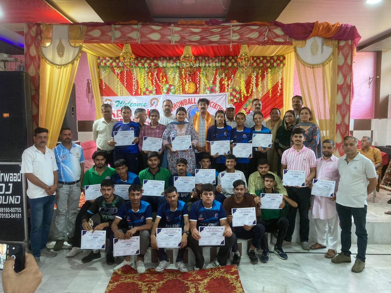 MLA Vivek Sharma honored the throw ball team