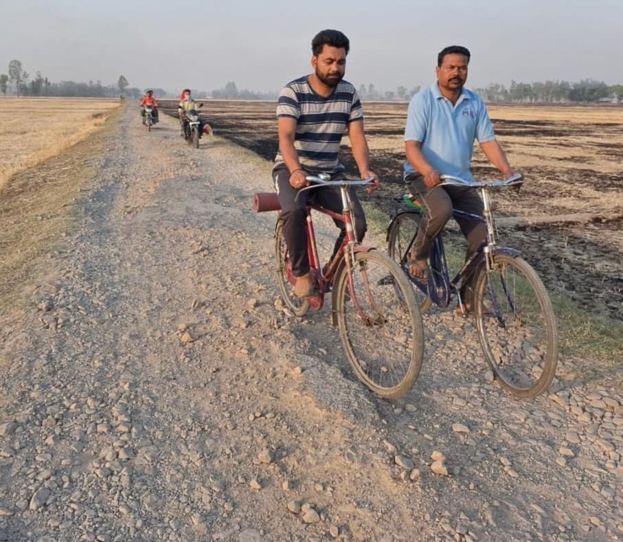Shivpur road is in bad condition, pedestrians in trouble