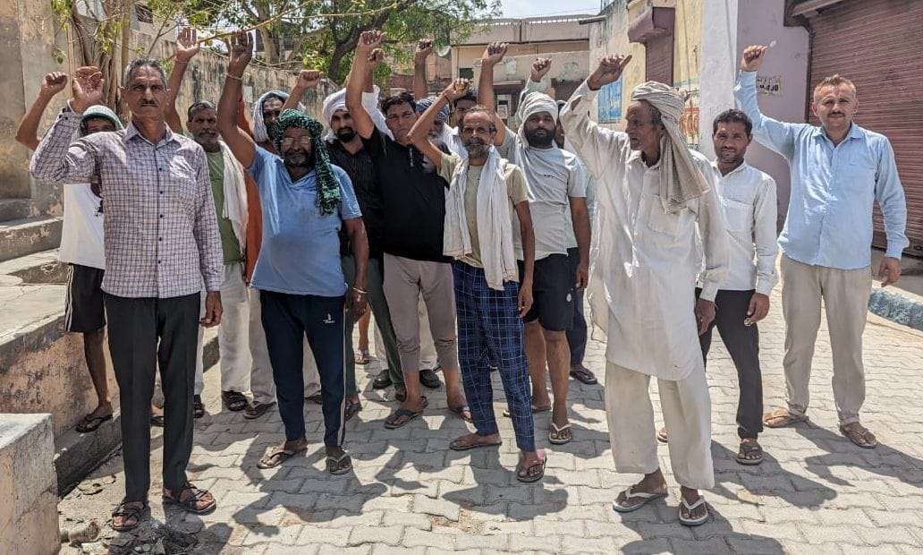 Villagers and farmers raised slogans regarding the problem of canal water.