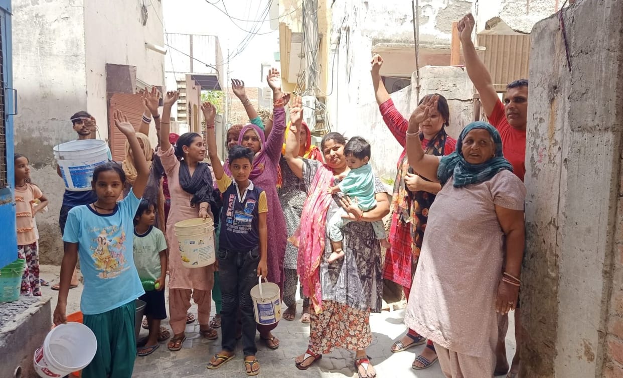 Ward residents protested by shouting slogans regarding the problem of drinking water.