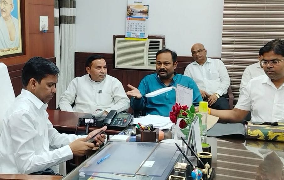 MP meets DM to curb mining