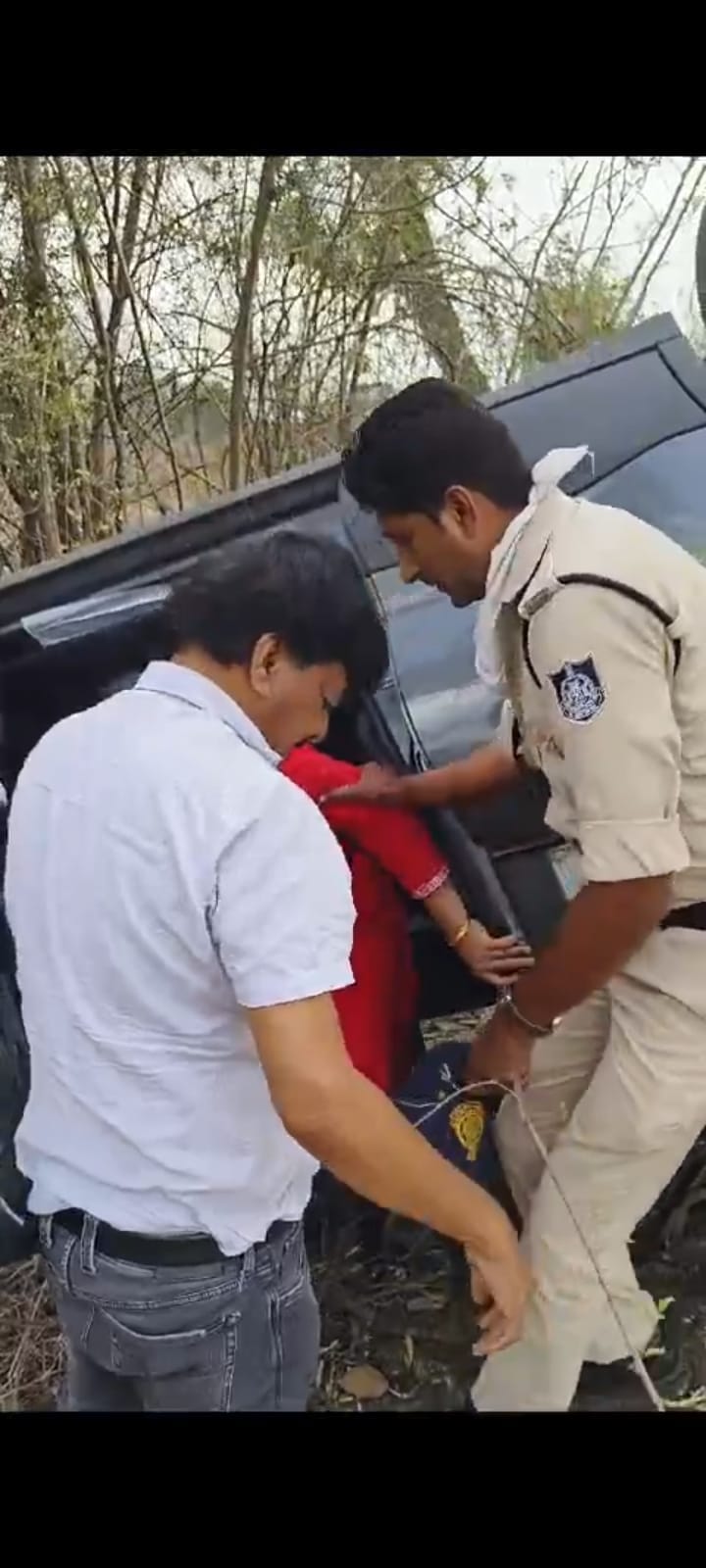 Damoh News Car of Nagpur Railway Chief Engineer going to Kundalpur overturned husband and wife injured