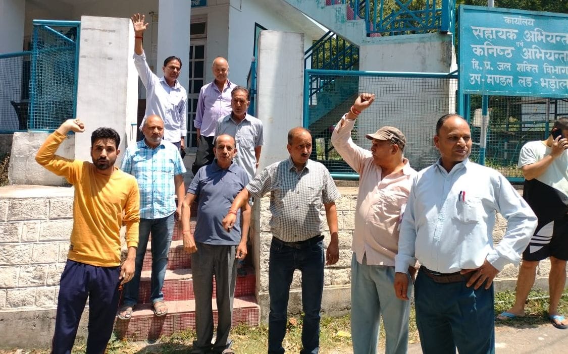 Drinking water crisis in Bhadol, villagers surrounded the office of Jal Shakti Department.