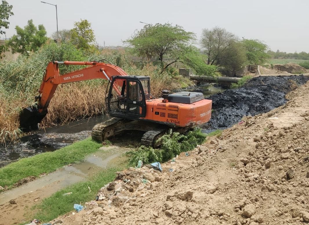 Cleaning of 22 drains of Irrigation Department started before the arrival of monsoon through MNREGA and tender.