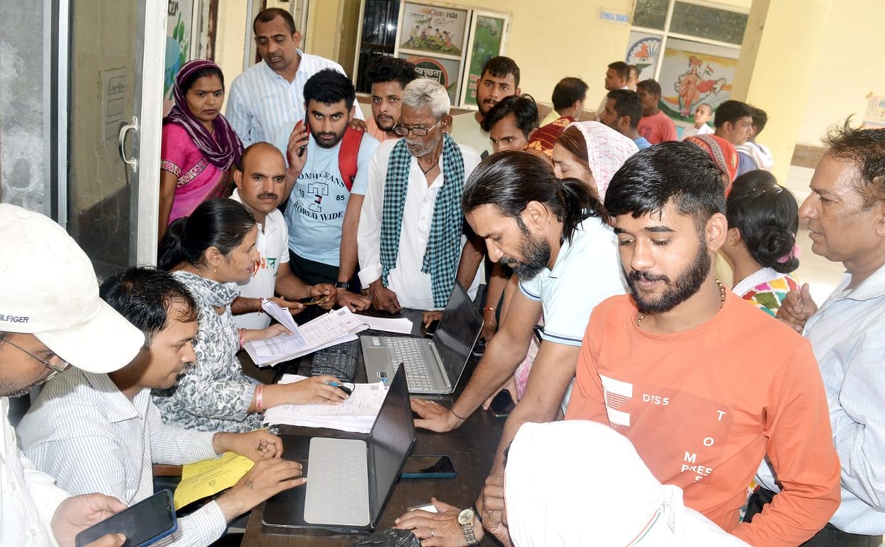 40 employees at 10 tables in the city council office heard 80 complaints about family identity card on the first day.