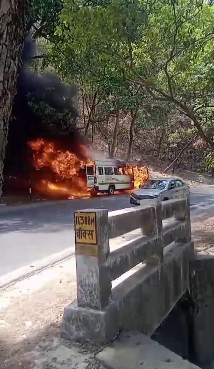 Mini bus turns into a ball of fire in Shivalik hills on Doon Highway