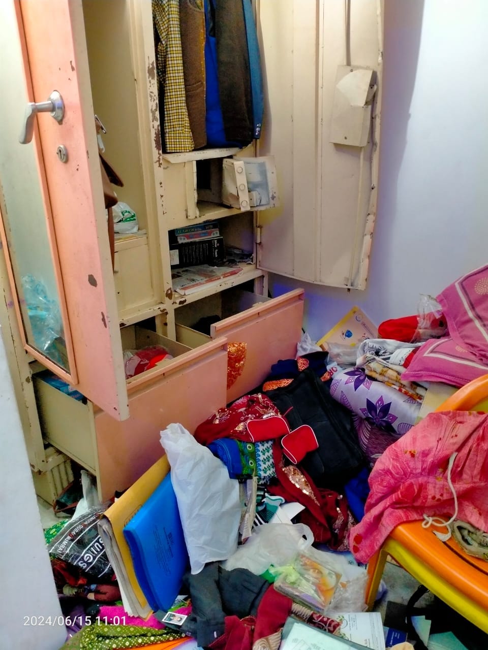 Jewelery and cash worth lakhs of rupees stolen from teacher's house