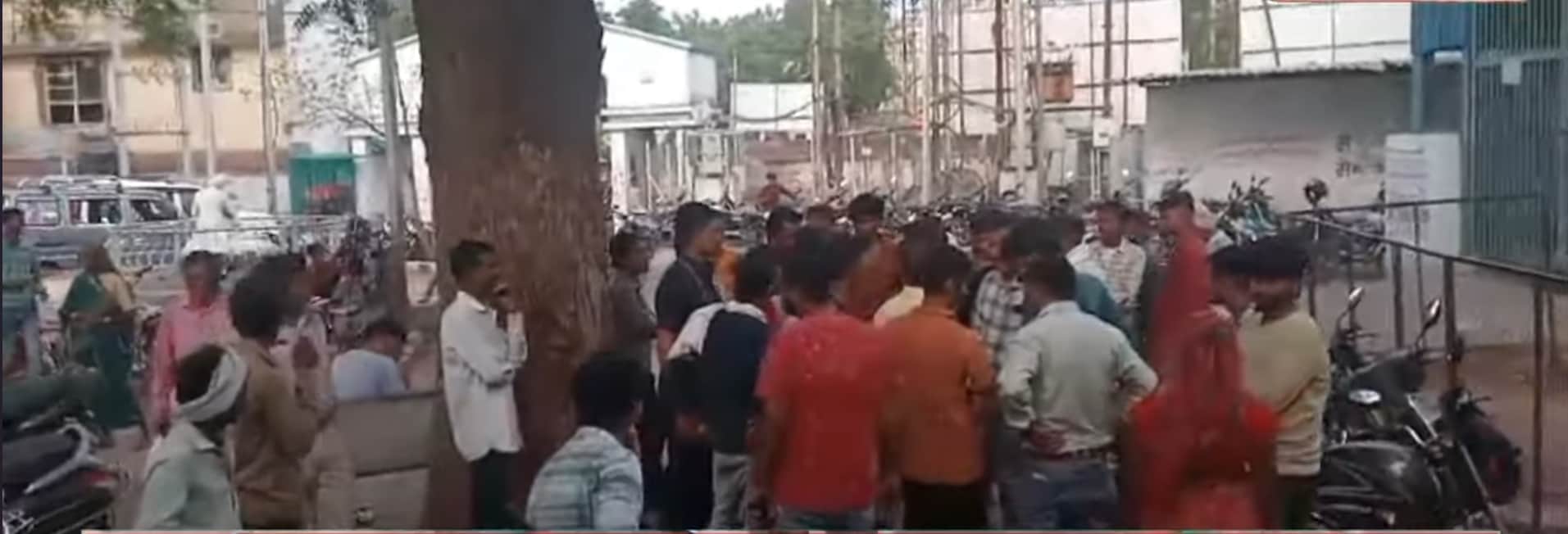 घटना की जानकारी लगते ही कोतवाली थाना पहुंचे ग्रामीण